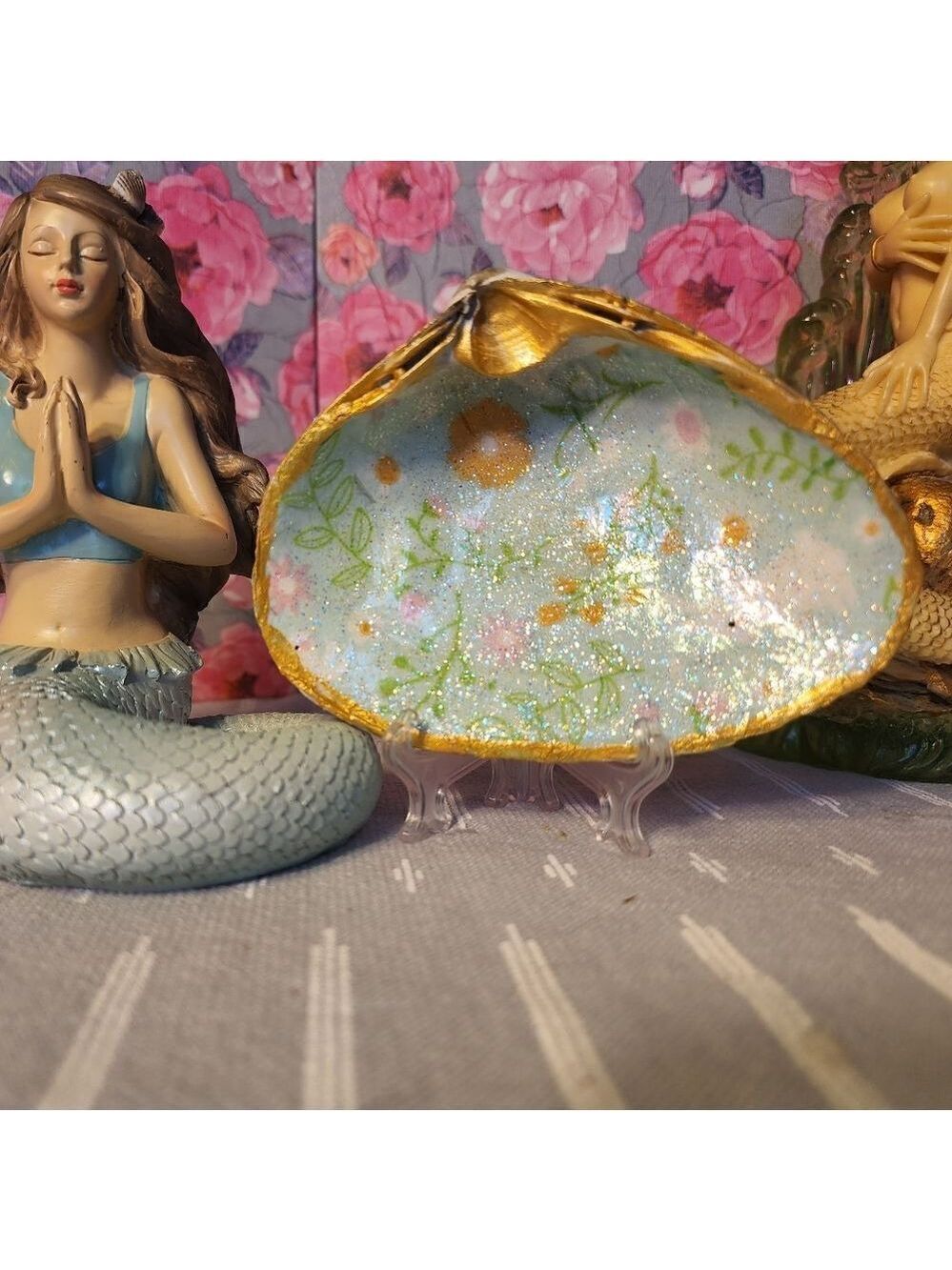 DECOUPAGE BUNNIES ON A CLAM SHELL